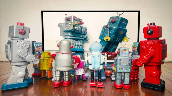 Robots Retro Ver Las Noticias Sobre Brutalidad Policial — Foto de Stock