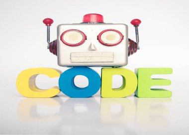 Kod kelimesi beyaz üzerinde izole edilmiş gümüş robot kafası
