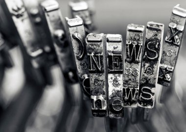 Eski daktilo kullanıcıları ile NEWS sözcüğü makro resim monokrom görüntüsü