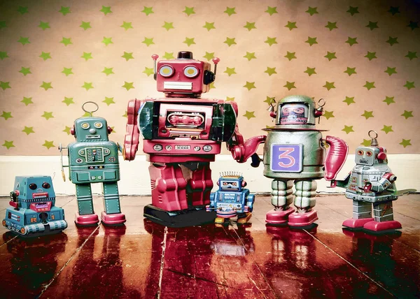 Een Familie Van Retro Robot Speelgoed Oude Houten Overstroming Met — Stockfoto