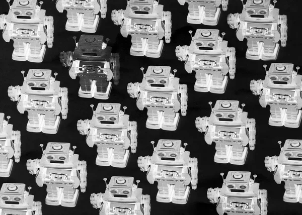 Концепція Гонг Проти Натовпу Ретро Роботами Іграшками — стокове фото