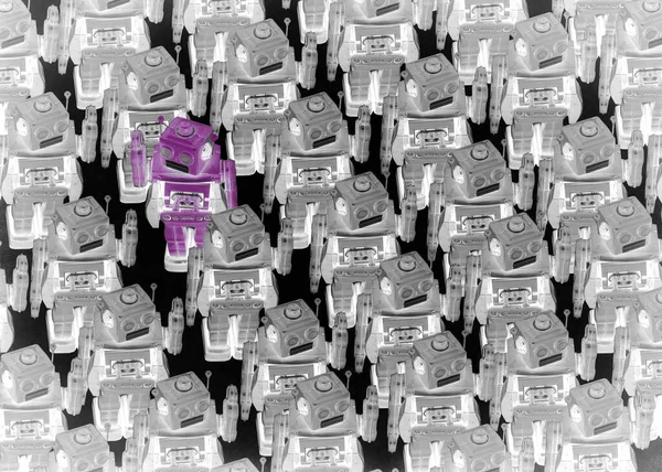 Eski robot oyuncaklarıyla kargalara karşı konsept gong
