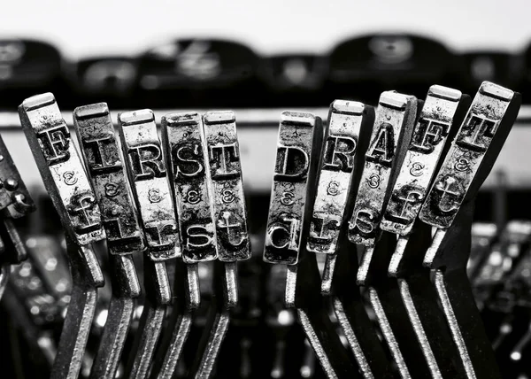 Palavras Primeiro Rascunho Com Teclas Máquina Escrever Antigas Monocromático Isolado — Fotografia de Stock