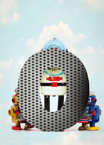 Retro Robot Hračky Drží Velké Písmeno — Stock fotografie