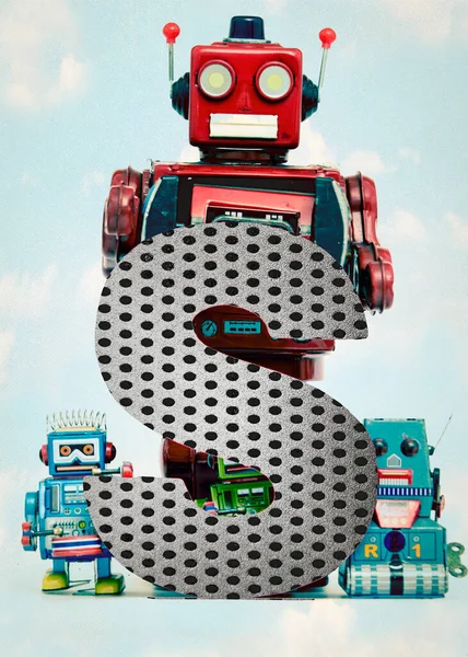 Retro Robot Juguetes Sosteniendo Una Gran Letra —  Fotos de Stock