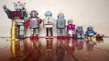 Zenginlik eşitsizliğini retro robotlar ve oyuncak altın parayla kavrıyor