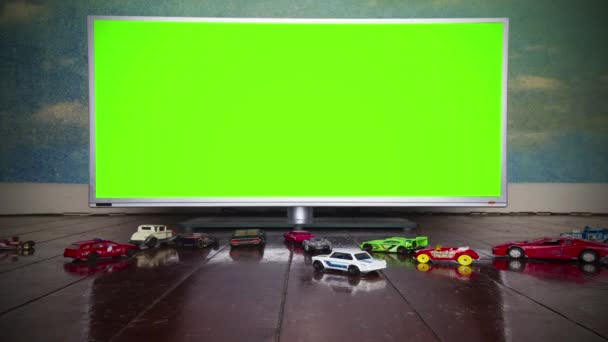 レトロなおもちゃの車緑の画面で映画の中で運転 — ストック動画
