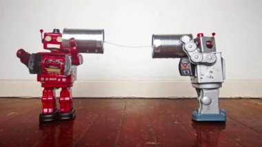  Teneke telefonlarda iki retro robot.