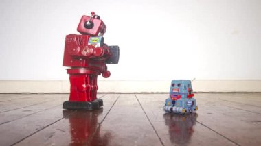 Açgözlülüğü eski robotlar ve oyuncak altın parayla kavramsallaştır.