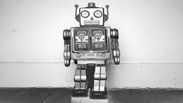 Retro Silver Robot Rör Huvudet Och Dansa Gammal Trägolv Stop — Stockvideo