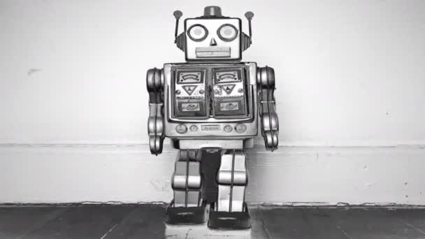 Robot Plata Retro Moviendo Cabeza Bailando Viejo Suelo Madera Stop — Vídeos de Stock