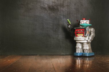 Retro robot öğretmen ve tahtası