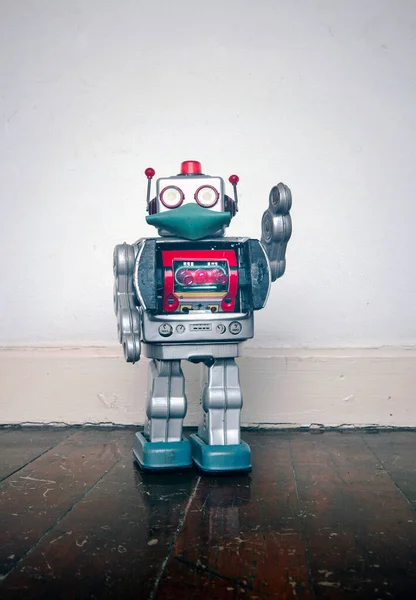 Eski Ahşap Bir Zeminde Maskeli Retro Robot Oyuncağı — Stok fotoğraf