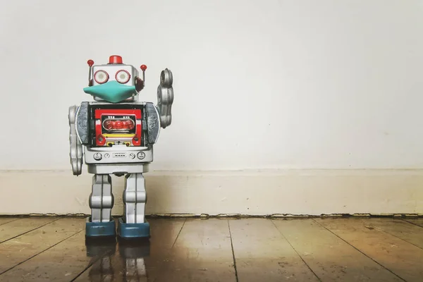 Retro Roboterspielzeug Mit Maske Auf Einem Alten Holzboden Mit Kopierraum Stockbild