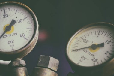 Basınç ölçü aygıtları üzerinde bir azetylen şişe, görüntü bir