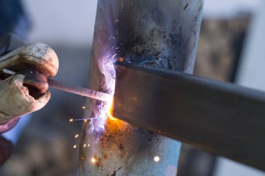 sitede, görüntü metal öğeleri kaynak çalışan bir