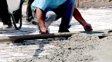 Yeni bir evin katında betonlama, görüntü