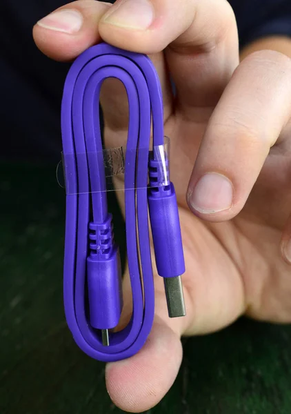 手持新的 Usb 紫色电缆 — 图库照片