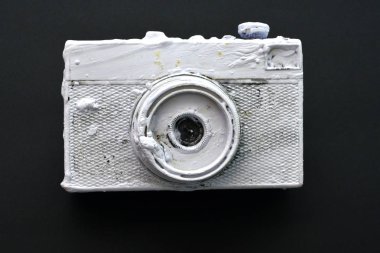 siyah duvar boyası ile boyanmış vintage film kamera