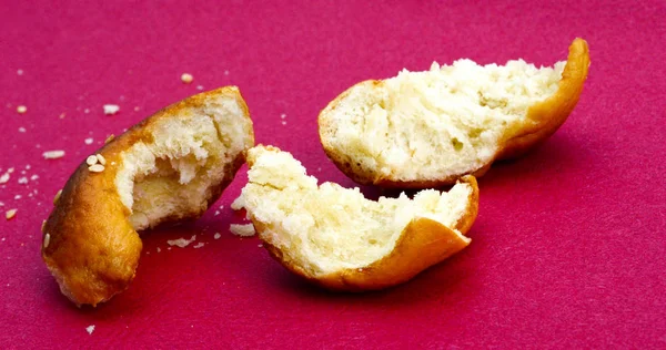 Migalhas de pão seco picado no fundo vermelho — Fotografia de Stock