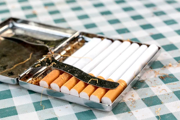 金属烟盒 成瘾和坏习惯概念 — 图库照片