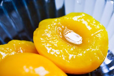 bir cam kase şurubu şeftali dilimleri