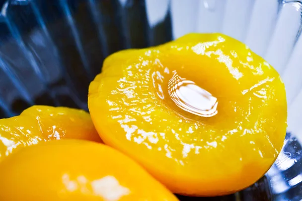 bir cam kase şurubu şeftali dilimleri