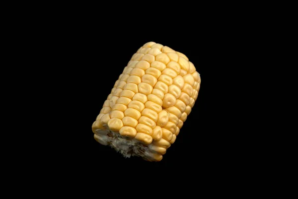 Świeżych Kukurydzy Cob Czarnym Tle Obraz — Zdjęcie stockowe