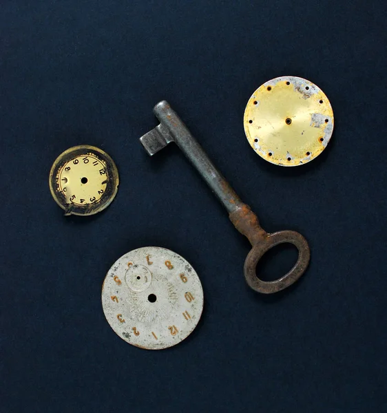Κλειδιά Risty Και Vintage Ρολόγια Εικόνα Έννοια Χρόνου — Φωτογραφία Αρχείου