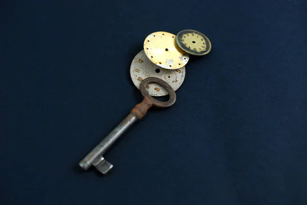Κλειδιά Risty Και Vintage Ρολόγια Εικόνα Έννοια Χρόνου — Φωτογραφία Αρχείου
