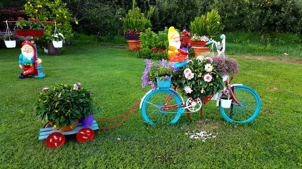 Красочный Велосипед Цветами Саду Изображение — стоковое фото