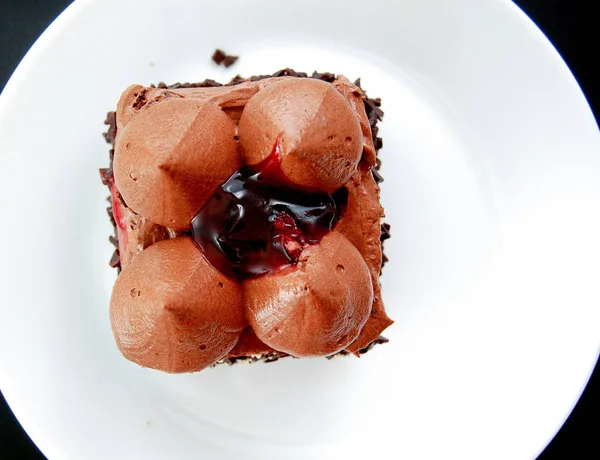 巧克力蛋糕与圆顶形状的可可装饰 — 图库照片