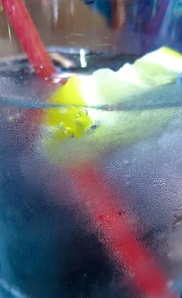 Zitronenscheibe Einem Sprudelnden Wasserglas Abbildung Eines — Stockfoto