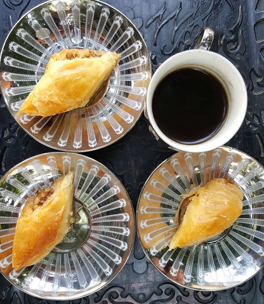 Ceașcă Cafea Baklava Proaspăt Coaptă Plăci Culoare Argintie Imaginea Unei — Fotografie, imagine de stoc