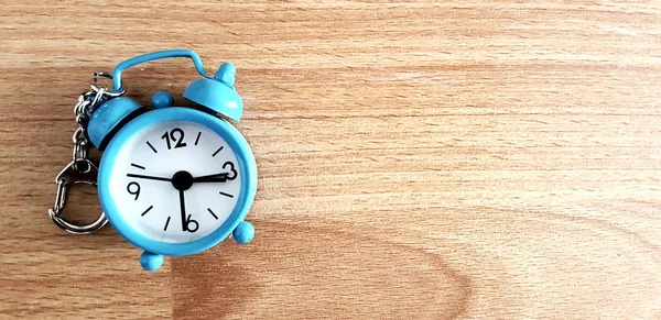 Relógio Alarme Azul Pequeno Chaveiro Fundo Madeira Imagem — Fotografia de Stock