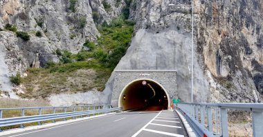 Kapia, Makedonya demir. 18 Ağustos, 2018-Otoban yol tünelleri ile Yunanistan'ın Macedonia.The A1 otoyol bir otoyol Makedonya Cumhuriyeti etmektir ve Avrupa e-yolu E75 bir parçasıdır.