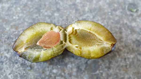 Setengah Dari Buah Plum Matang Segar Gambar Dari — Stok Foto