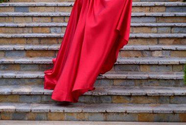 bir kadında taş merdivenle üzerinde kırmızı elbise