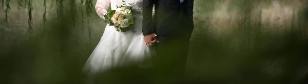 ちょうど認識できない花嫁を結婚で描かれた自然の新郎 — ストック写真