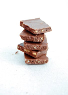 Sütlü çikolata fındık, karton arka plan üzerinde adet ile