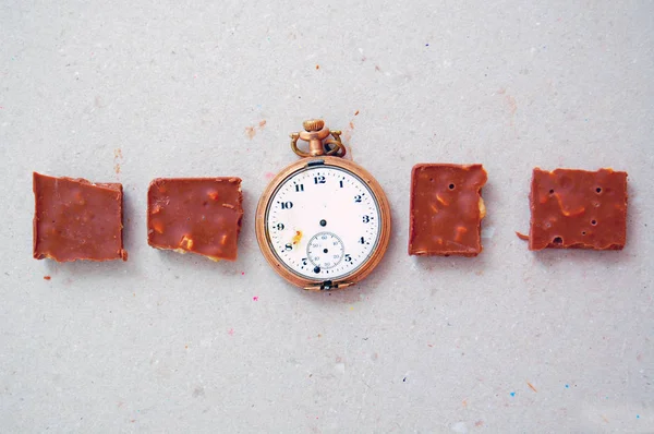 Relógio Vintage Pedaços Chocolate Com Leite Com Avelãs Vista Superior — Fotografia de Stock