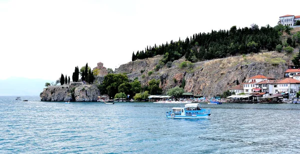 OHRID, MACEDONIA. 27 de julio de 2018- Vista de un lago Ohrid y la ciudad de Ohrid en Macedonia a finales de julio — Foto de Stock