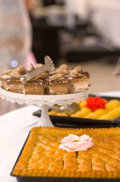 Турецкий десерт Баклава с грецкими орехами на столе — стоковое фото