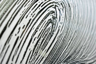 Oto yıkama köpük desenleri bir araç penceresi, görüntü üzerinde bir