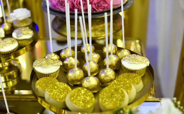 Guld Glaserade Cupcakes Och Söta Bollar Fest Bild — Stockfoto