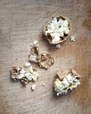 kırık ceviz kabuğu ahşap çizilmiş arka plan, görüntü üzerinde bir