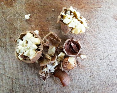 kırık ceviz kabuğu ahşap çizilmiş arka plan, görüntü üzerinde bir