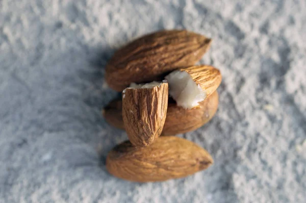 Kacang almond pada latar belakang abu-abu conctere — Stok Foto