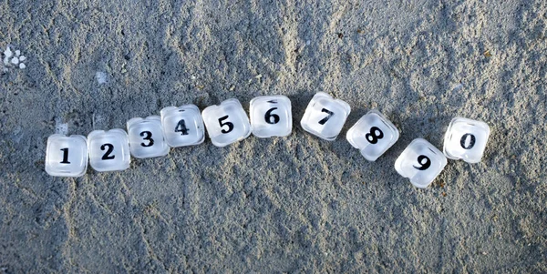 Kunststof doorschijnend knop nummers van een oude rekenmachine op een concrete achtergrond — Stockfoto