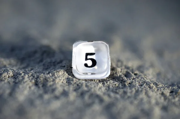 Plast-genomskinlig knappen nummer fem från en gammal miniräknare på konkreta bakgrund — Stockfoto